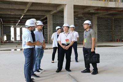 唐前明深入柳州市民服務(wù)中心項(xiàng)目，檢查指導(dǎo)耐火材料制品制造工作